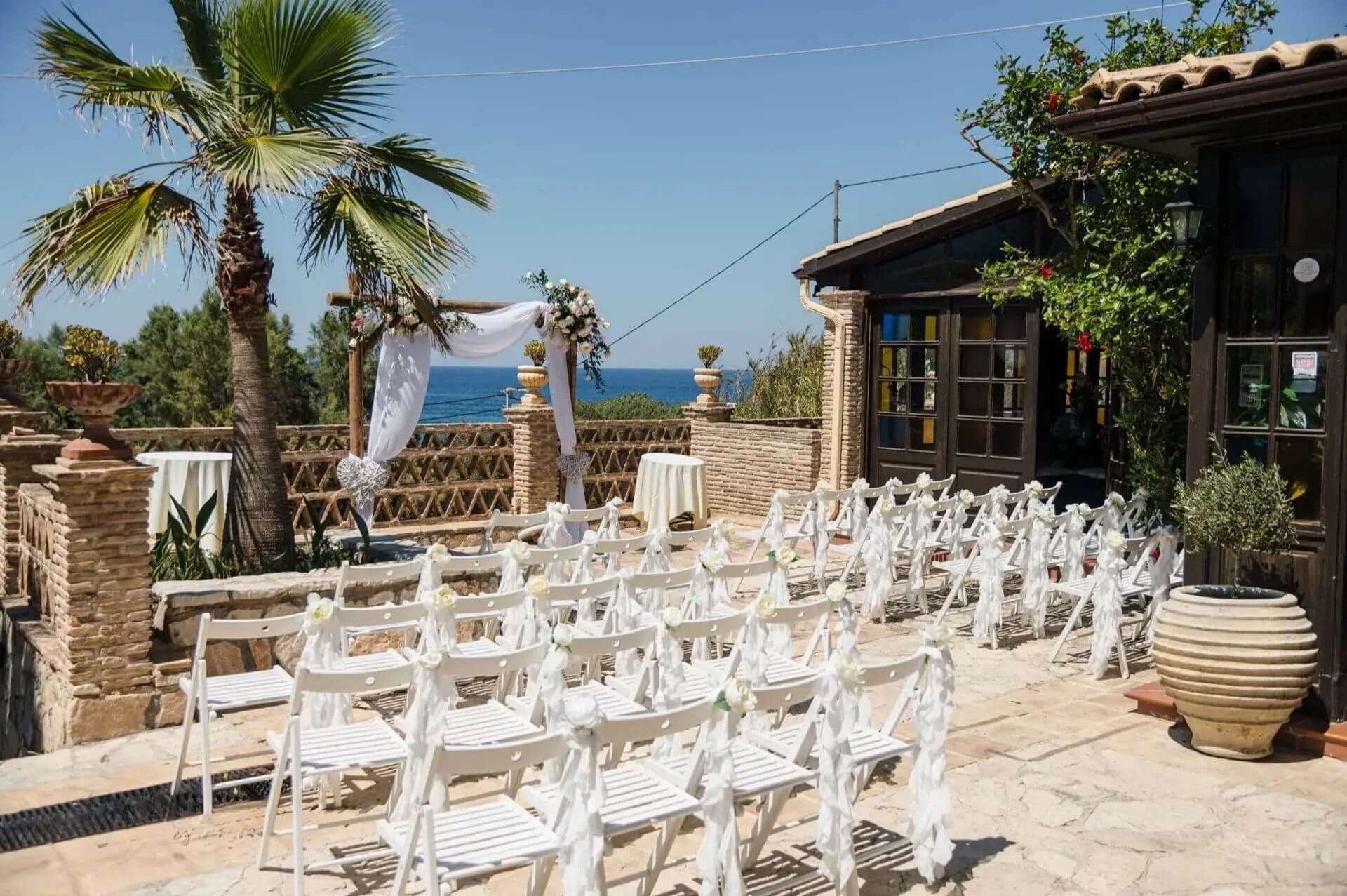 Aresti esküvői helyszín Zakynthoson pálmafákkal és mediterrán kerttel