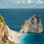 Fehér sziklafal és türkizkék tenger Zakynthos partjainál