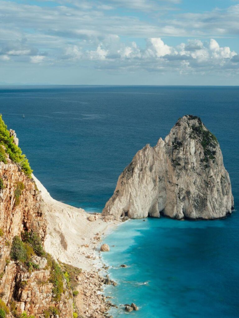 Fehér sziklafal és türkizkék tenger Zakynthos partjainál