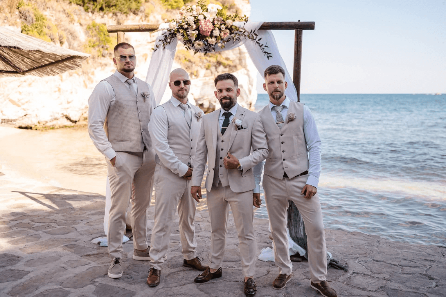 Vőlegény és tanúi a Cameo-szigeti esküvő helyszínén