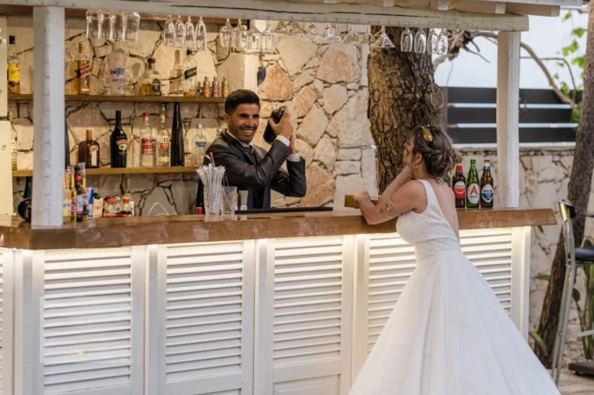 Menyasszony a Gardenia Villa szabadtéri bárjánál
