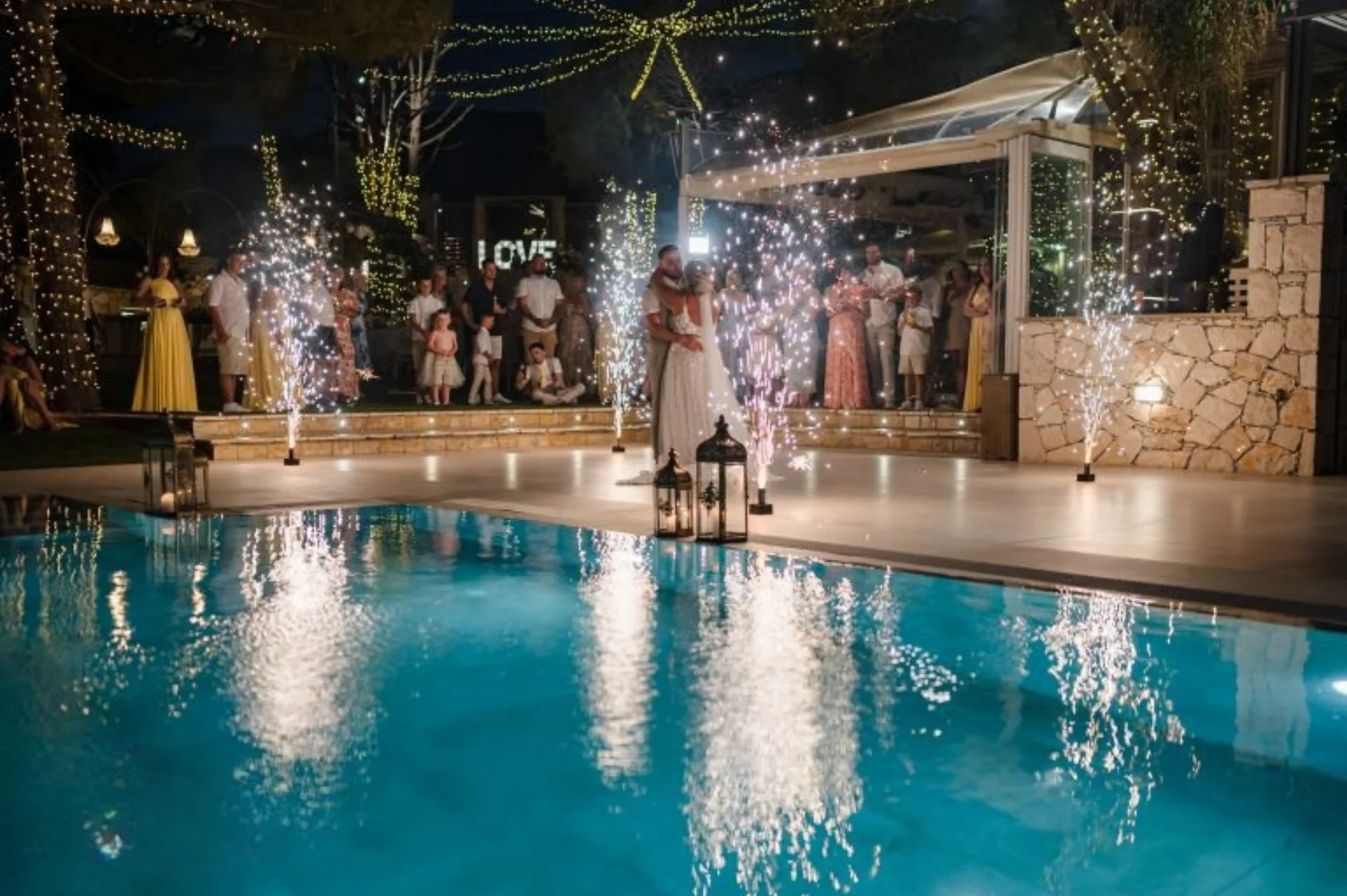 Első tánc szikraszökőkutakkal a Gardenia Villa medencéjénél