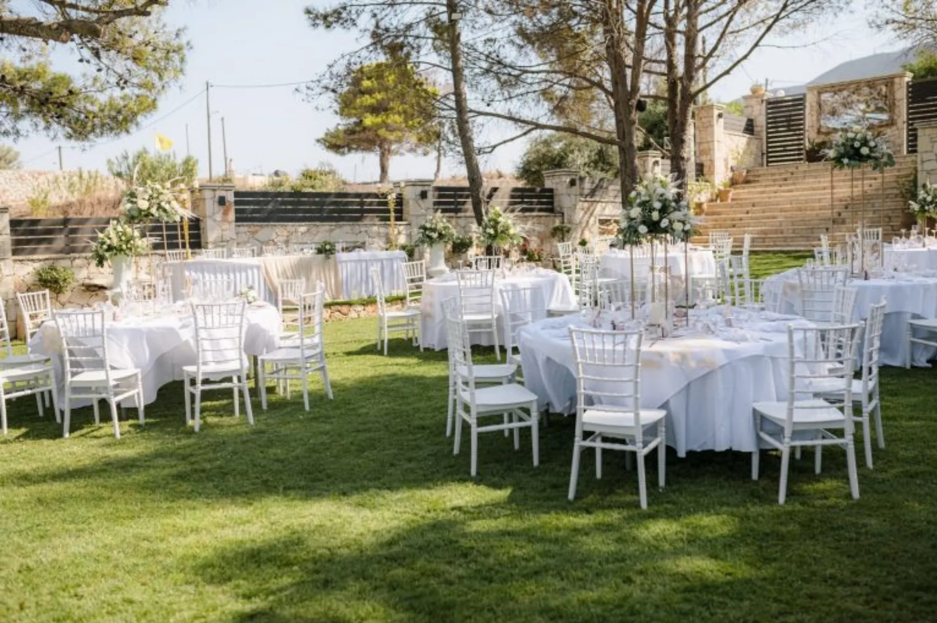 Kerek esküvői asztalok a Gardenia Villa zöld kertjében
