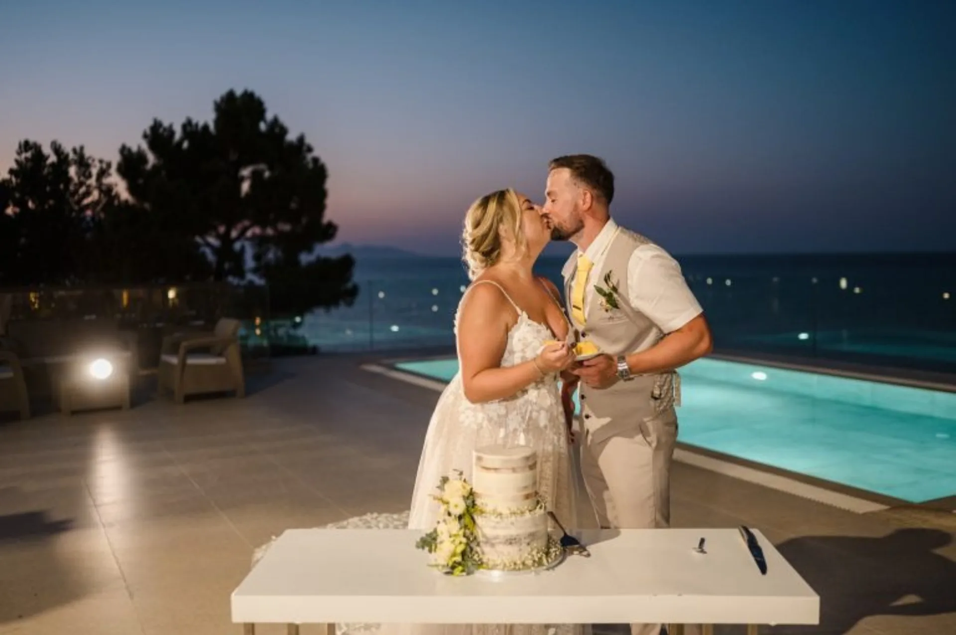 Tortavágás a Gardenia Villa medencéjénél esti esküvőn Zakynthoson