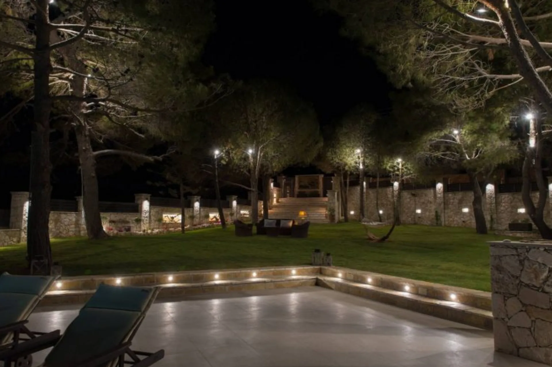 Gardenia Villa – éjszakai kert és medence