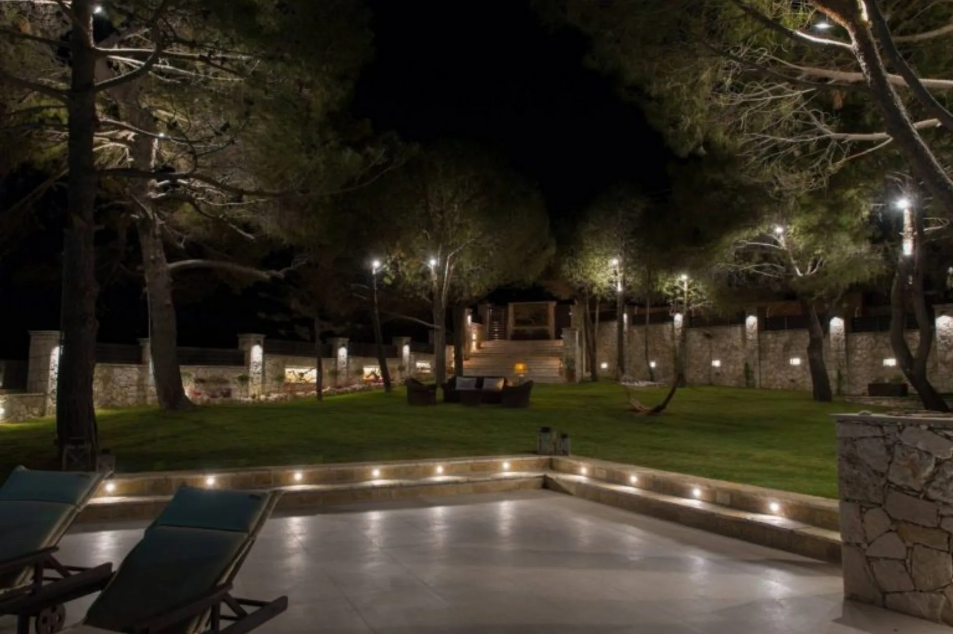 Gardenia Villa kertje és medencéje esti kivilágításban