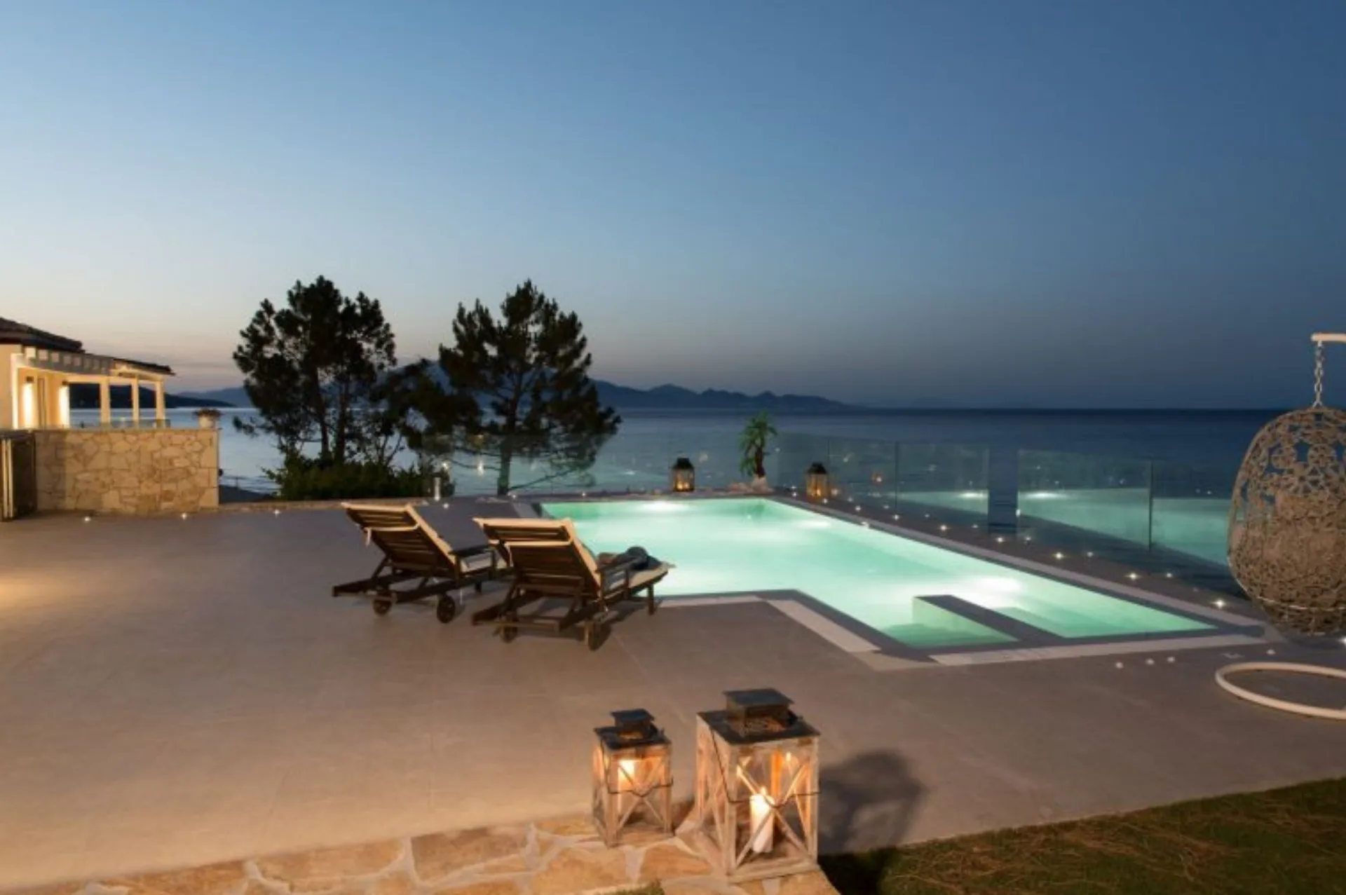 Gardenia Villa – medence és tenger alkonyatkor