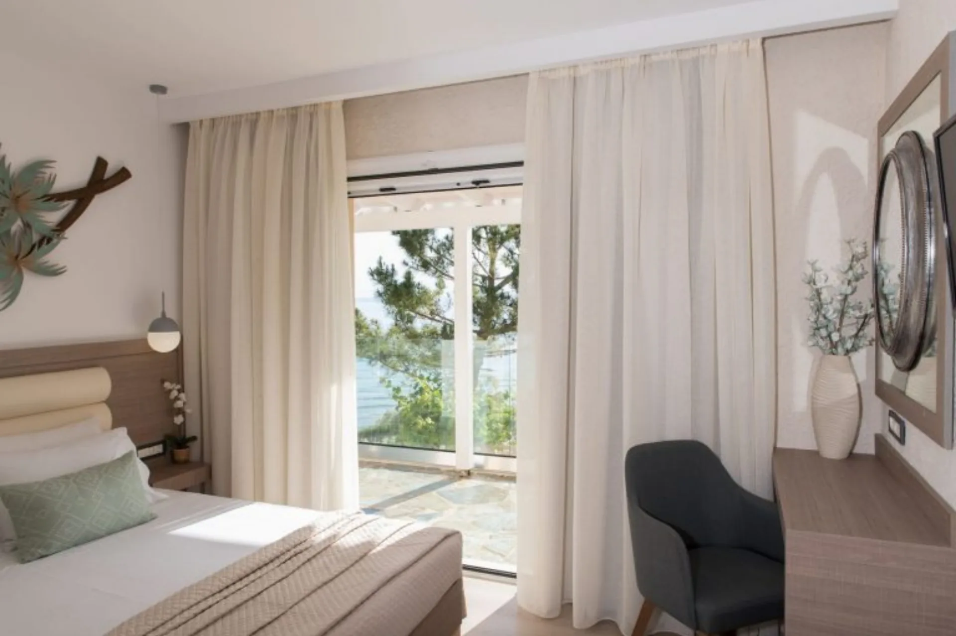 Gardenia Villa – világos hálószoba terasszal