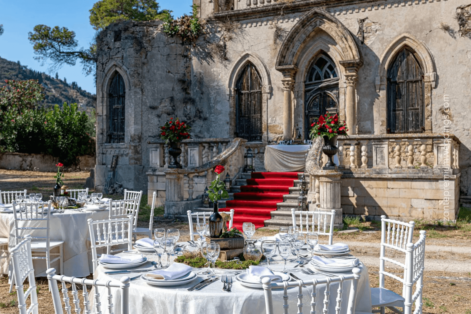 Esküvői fogadás a zakynthosi Mansion épülete előtt