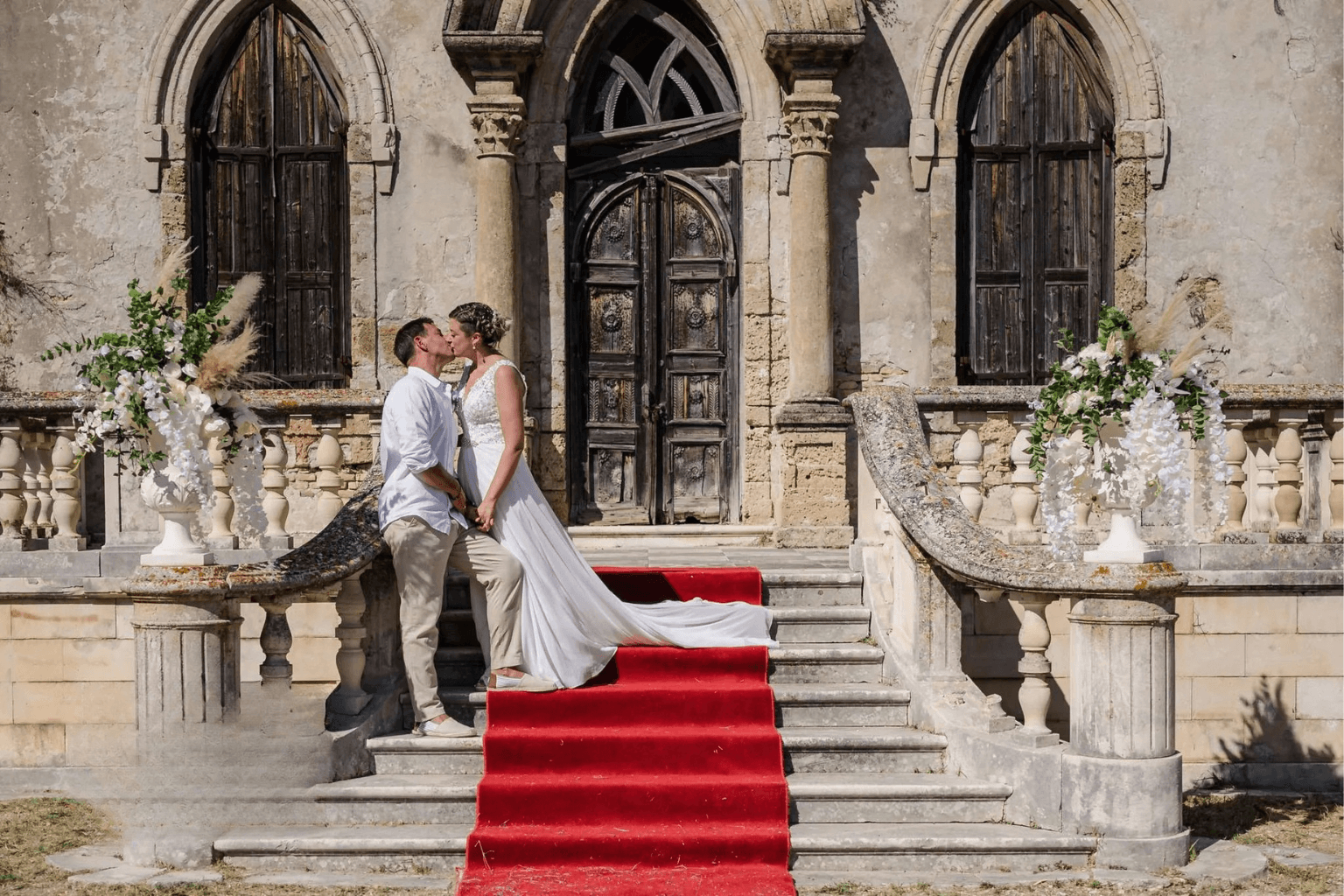 Esküvői pár a Mansion lépcsőjén