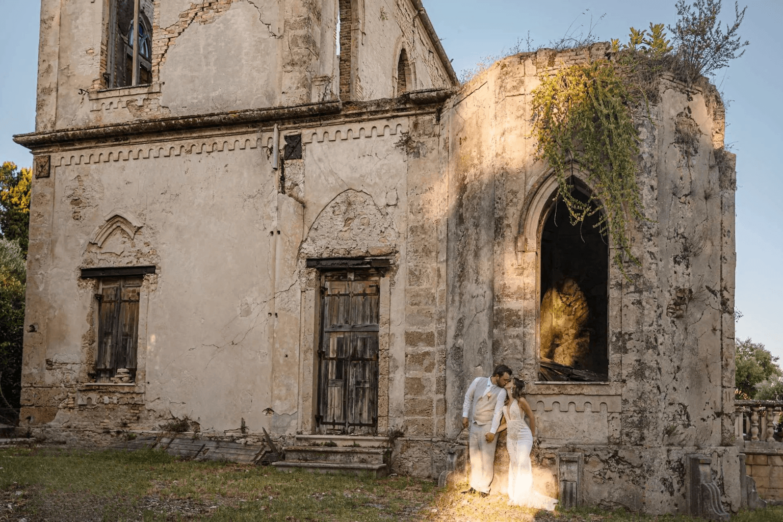 Párfotó a Mansion épületénél