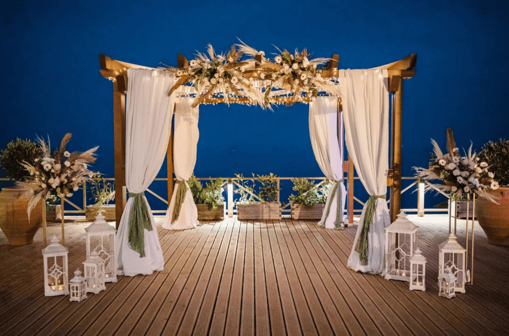 Kivilágított esküvői pavilon este a Vezalis Beach teraszán