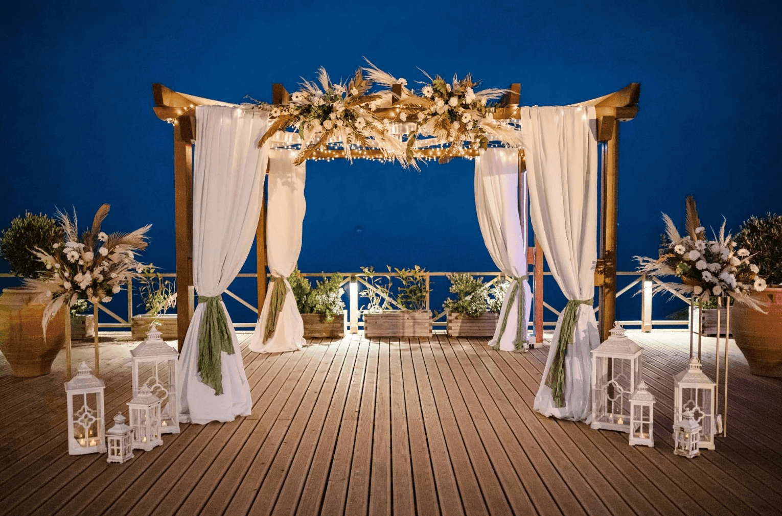 Kivilágított esküvői pavilon este a Vezalis Beach teraszán