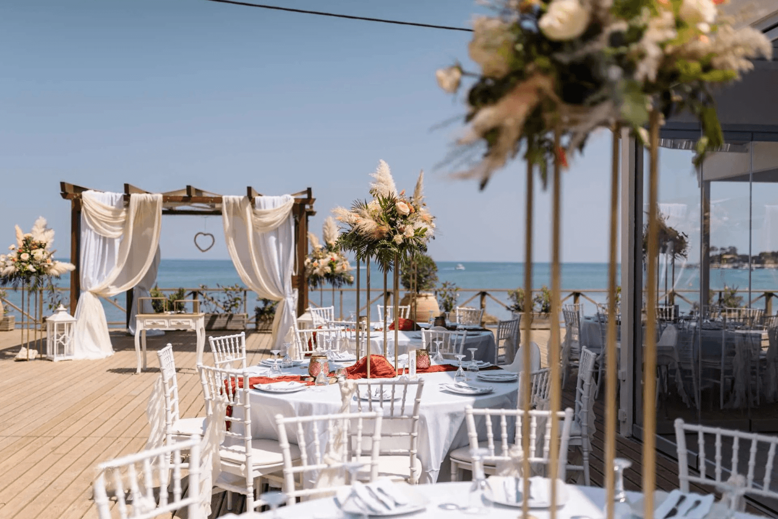 Tengerparti esküvői pavilon és ünnepi asztalok a Vezalis Beachen
